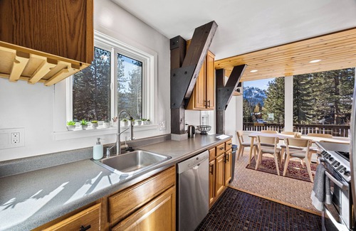 Olympic Valley Cabina | Dog Friendly, 3BR in Olympic Valley, on the Shuttle Route w/ Mountain Views!