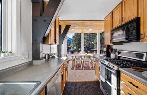 Olympic Valley Cabina | Dog Friendly, 3BR in Olympic Valley, on the Shuttle Route w/ Mountain Views!