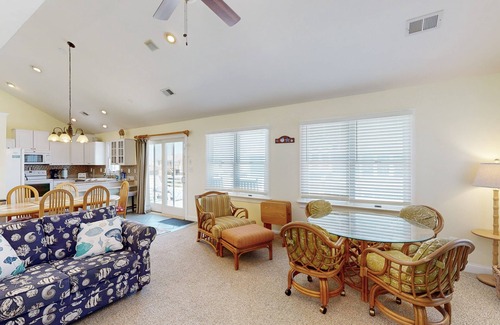 Nags Head Casa | Dog-friendly 5BR with community poo & beach access