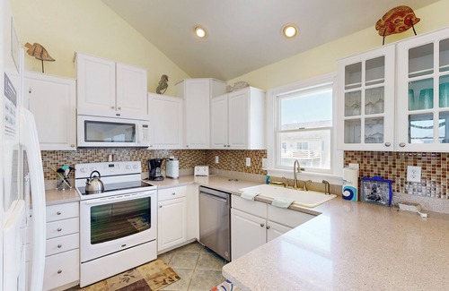 Nags Head Casa | Dog-friendly 5BR with community poo & beach access