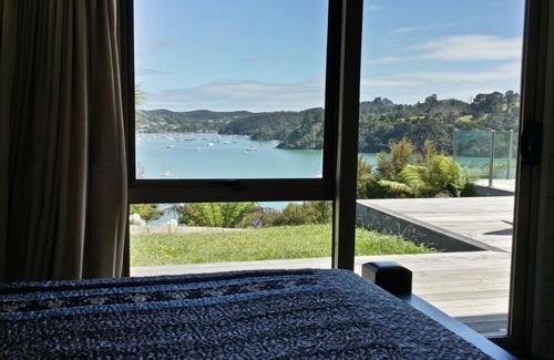Russell Casa | ABSOLUTAMENTE FRENTE AL AGUA CON IMPRESIONANTES VISTAS