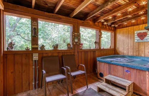 Gatlinburg - Pigeon Forge Casa | Dog friendly, adorable 1BR log cabin with hot tub and screen in porch!
