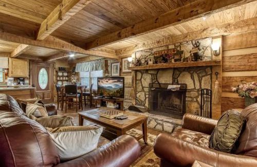Gatlinburg - Pigeon Forge Casa | Dog friendly, adorable 1BR log cabin with hot tub and screen in porch!