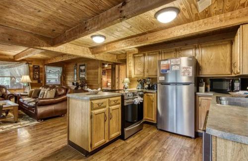Gatlinburg - Pigeon Forge Casa | Dog friendly, adorable 1BR log cabin with hot tub and screen in porch!