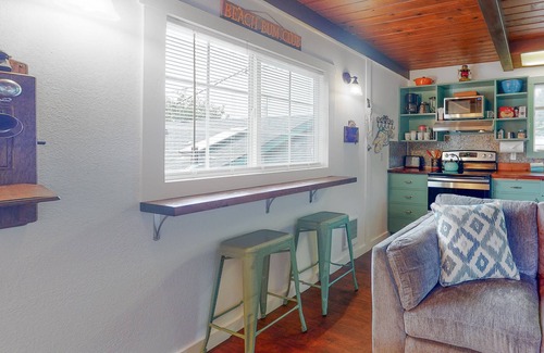 Winchester Bay Apartamento | Dog-friendly ADU with a full kitchen & shared washer/dryer - near the water