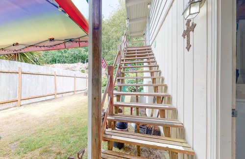 Winchester Bay Apartamento | Dog-friendly ADU with a full kitchen & shared washer/dryer - near the water