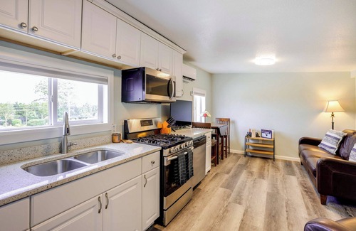 Anacortes Apartamento | Dog-Friendly Anacortes Retreat w/ Shared Hot Tub!