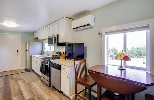 Anacortes Apartamento | Dog-Friendly Anacortes Retreat w/ Shared Hot Tub!