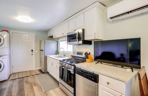 Anacortes Apartamento | Dog-Friendly Anacortes Retreat w/ Shared Hot Tub!