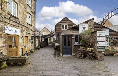 Cirencester Cabaña | Dog Friendly Apartment - The Miller's Snug at Cowley House