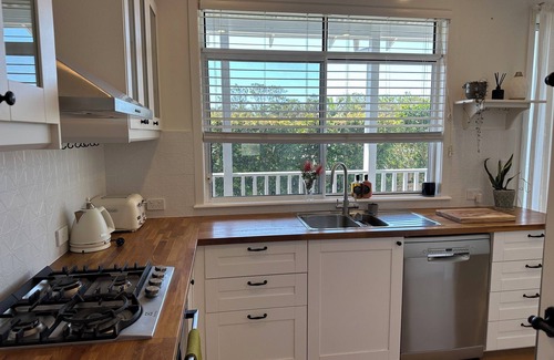 Arrawarra Headland Apartamento | Dog friendly apartment close to beaches. Own private yard, garden and 2 decks.