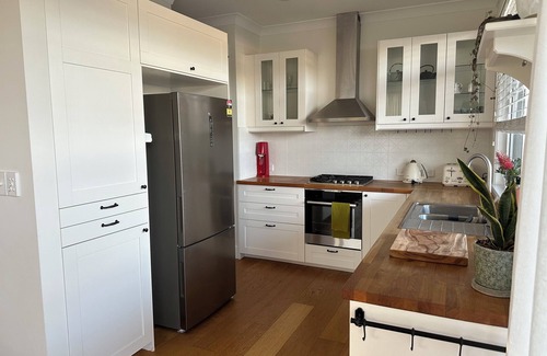 Arrawarra Headland Apartamento | Dog friendly apartment close to beaches. Own private yard, garden and 2 decks.