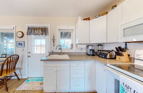 Sagamore Beach Casa | Dog-friendly bay view cottage with a furnished porch, washer/dryer, & roof deck