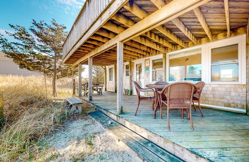 Sagamore Beach Casa | Dog-friendly bay view cottage with a furnished porch, washer/dryer, & roof deck