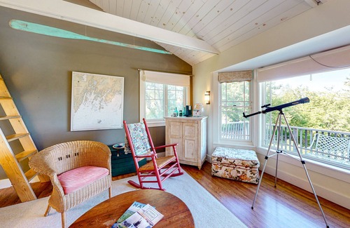Tenants Harbor Cabaña | Dog-friendly bayfront home close to Rockland with water view - snowbirds welcome