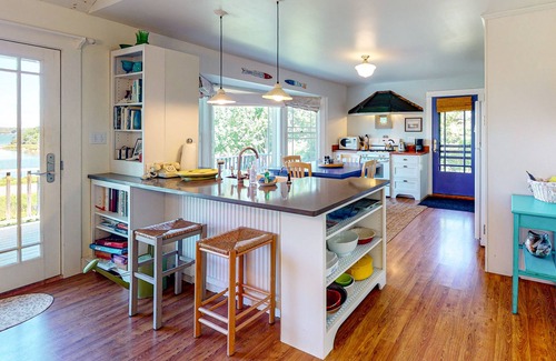 Tenants Harbor Cabaña | Dog-friendly bayfront home close to Rockland with water view - snowbirds welcome