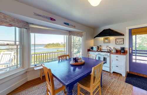 Tenants Harbor Cabaña | Dog-friendly bayfront home close to Rockland with water view - snowbirds welcome
