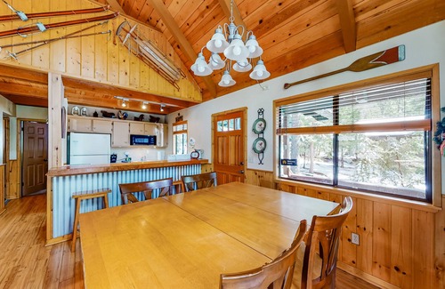 Dorrington Casa | ¡NUEVO LISTADO! Cabina arbolada amigable para perros c / cubierta grande, parrilla, chimenea de gas
