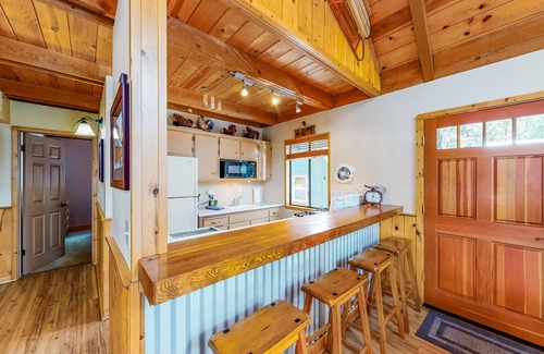 Dorrington Casa | ¡NUEVO LISTADO! Cabina arbolada amigable para perros c / cubierta grande, parrilla, chimenea de gas