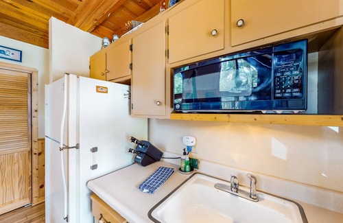 Dorrington Casa | ¡NUEVO LISTADO! Cabina arbolada amigable para perros c / cubierta grande, parrilla, chimenea de gas