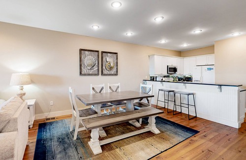 Seagrove Beach Condominio | Dog-friendly condo with balcony, washer/dryer, pool - near the beach