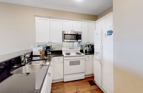 Seagrove Beach Condominio | Dog-friendly condo with balcony, washer/dryer, pool - near the beach