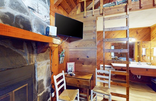 Sautee Nacoochee Cabaña | Dog-friendly, cozy cottage retreat withing a 5 minute drive to downtown Helen