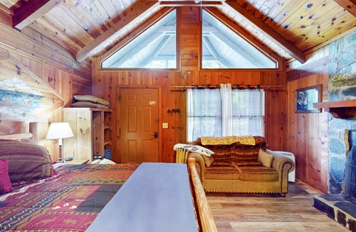 Sautee Nacoochee Cabaña | Dog-friendly, cozy cottage retreat withing a 5 minute drive to downtown Helen