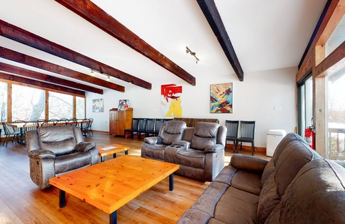 The Blue Mountains Chalet De Esquí | Chalet apto para perros con terraza amueblada, sauna seca privada y mesa de ping-pong