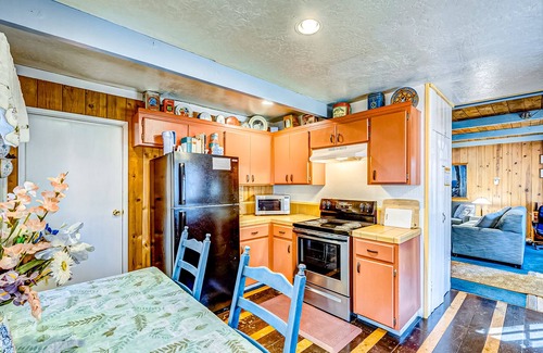 Tahoe Island Cabina | cabina agradable para perros con bañera de hidromasaje privada cerca de Camp Richardson puerto deportivo.