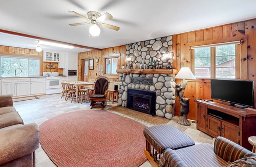 Joseph Cabina | Dog-Friendly Cabin Close to the Lake & Next to Wallowa River w/WiFi, W/D