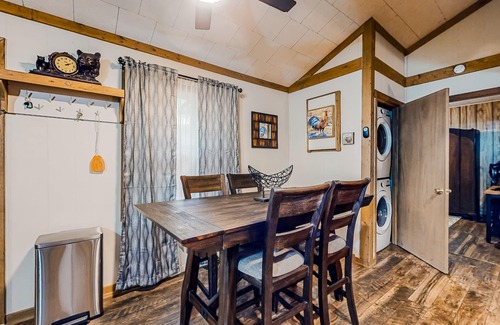 Clayton Cabina | Dog-friendly cabin on wooded lot, wood stove, deck, grill, & W/D