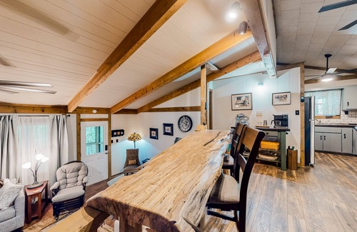 Clayton Cabina | Dog-friendly cabin on wooded lot, wood stove, deck, grill, & W/D