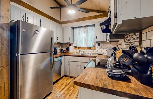 Clayton Cabina | Dog-friendly cabin on wooded lot, wood stove, deck, grill, & W/D