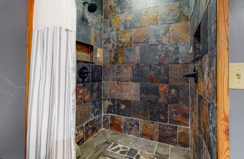 Clarkesville Cabina | Dog-friendly cabin w/ soaring ceilings, an updated kitchen, & a private hot tub