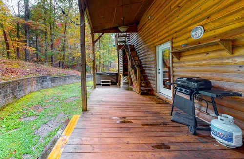 Clarkesville Cabina | Dog-friendly cabin w/ soaring ceilings, an updated kitchen, & a private hot tub