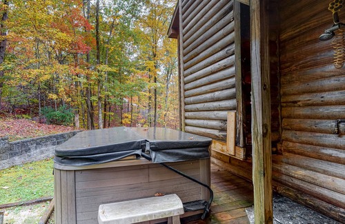 Clarkesville Cabina | Dog-friendly cabin w/ soaring ceilings, an updated kitchen, & a private hot tub