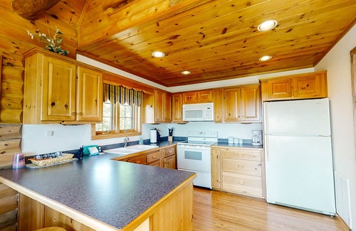 New Tazewell Cabina | Dog-friendly cabin w/jetted tub, pool table, washer/dryer, gas grill, firepit