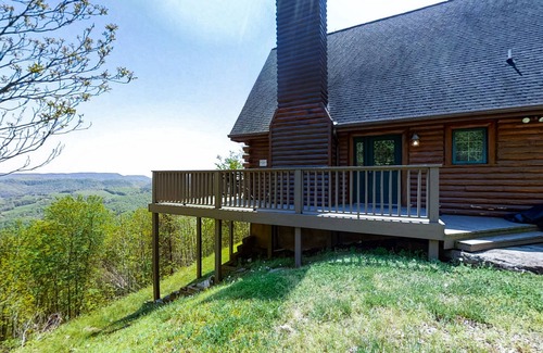 New Tazewell Cabina | Dog-friendly cabin w/jetted tub, pool table, washer/dryer, gas grill, firepit