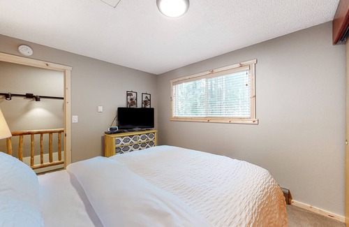 Zigzag Cabina | Dog-friendly cabin with a hot tub, wood stove, board games, grill, and W/D