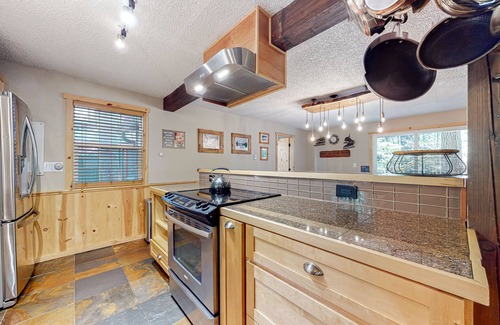 Zigzag Cabina | Dog-friendly cabin with a hot tub, wood stove, board games, grill, and W/D