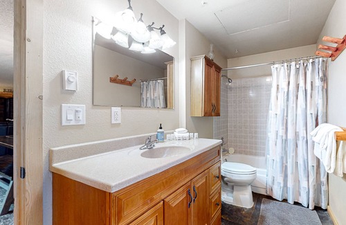 Zigzag Cabina | Dog-friendly cabin with a hot tub, wood stove, board games, grill, and W/D