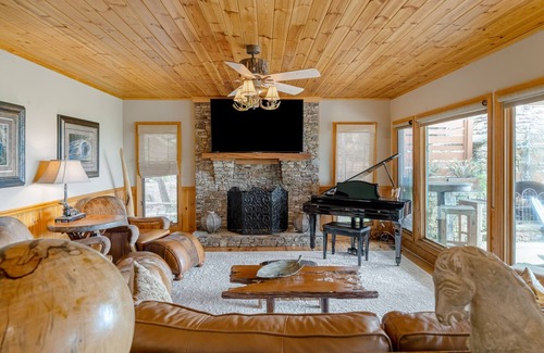 Young Harris Cabina | Dog-friendly cabin near lake with mountain view, firepit, balcony, AC, & W/D