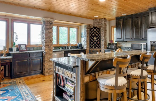 Young Harris Cabina | Dog-friendly cabin near lake with mountain view, firepit, balcony, AC, & W/D
