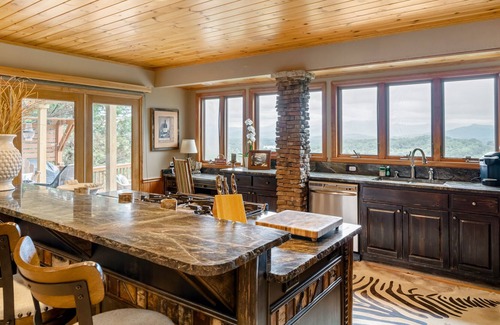 Young Harris Cabina | Dog-friendly cabin near lake with mountain view, firepit, balcony, AC, & W/D