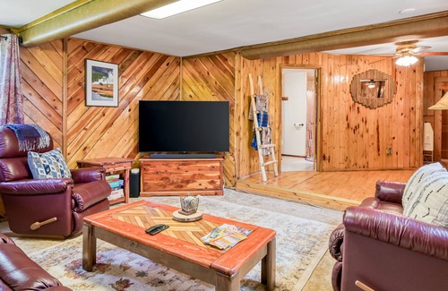 Eagle Nest Cabina | Dog-friendly cabin with lake & mountain views & washer/dryer