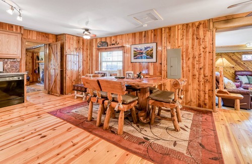 Eagle Nest Cabina | Dog-friendly cabin with lake & mountain views & washer/dryer