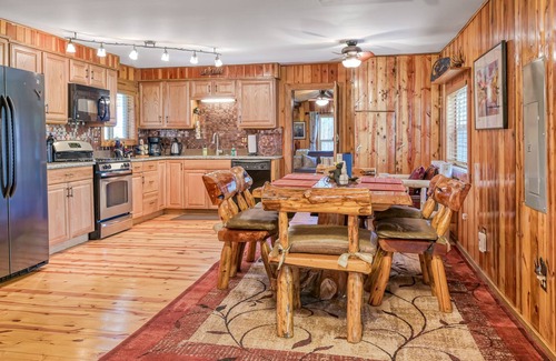 Eagle Nest Cabina | Dog-friendly cabin with lake & mountain views & washer/dryer