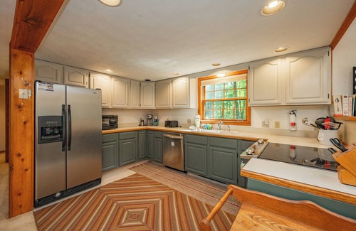 Paradise Point Casa | New! Old Moose Barn: Lake Access, Dogs OK, Hot Tub!