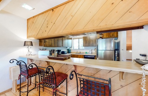 Shaver Lake Casa | Chalet apto para perros con piscina compartida, bañera de hidromasaje, chimenea de piedra, cerca del lago